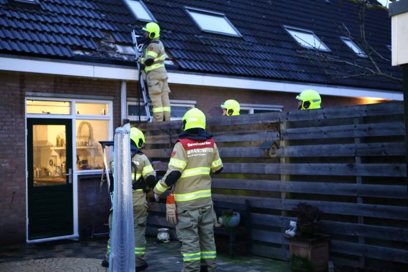 Brand in dak van woning snel geblust