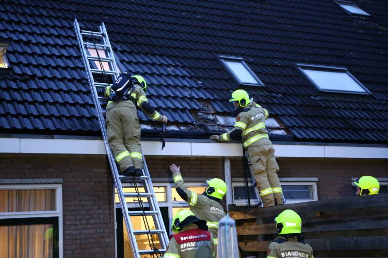 Brand in dak van woning snel geblust