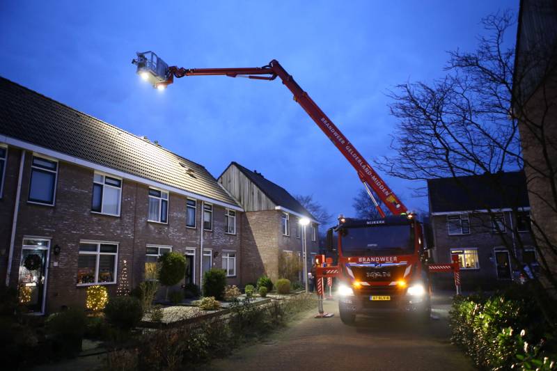 Brand in dak van woning snel geblust