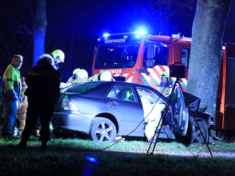 Auto knalt op boom