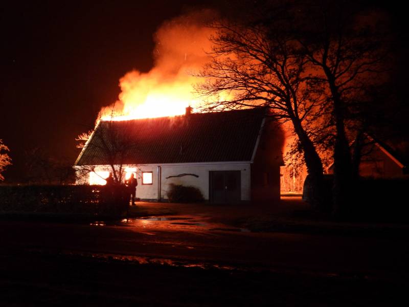 Boerderij verwoest door uitslaande brand