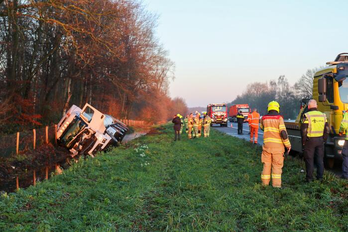 Vrachtwagen raakt van de weg en belandt in sloot