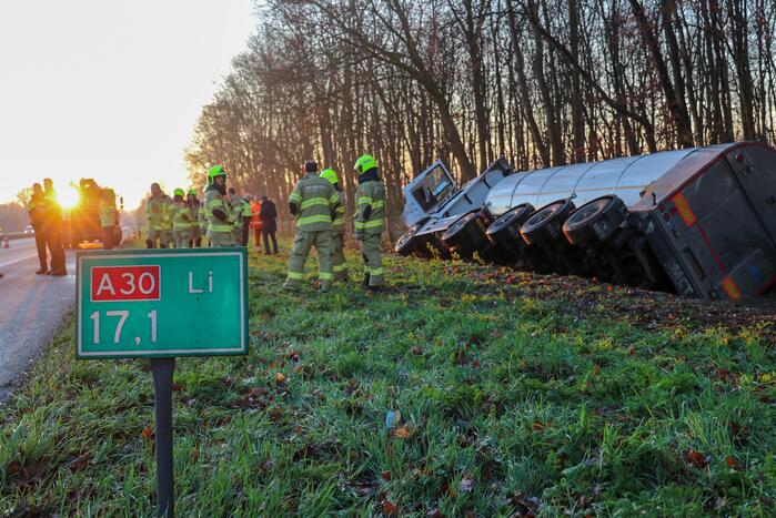 Vrachtwagen raakt van de weg en belandt in sloot