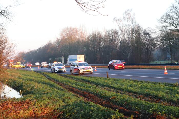 Vrachtwagen raakt van de weg en belandt in sloot