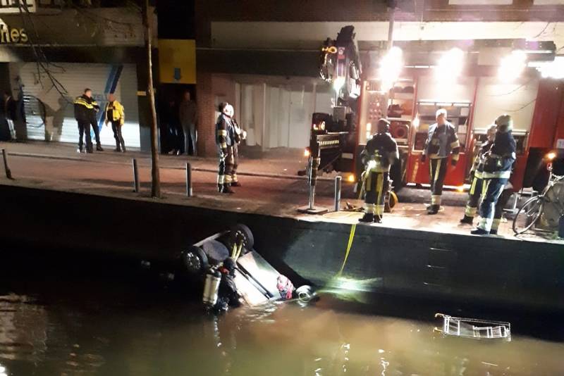 Brommobiel belandt op de kop in water