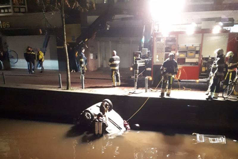 Brommobiel belandt op de kop in water