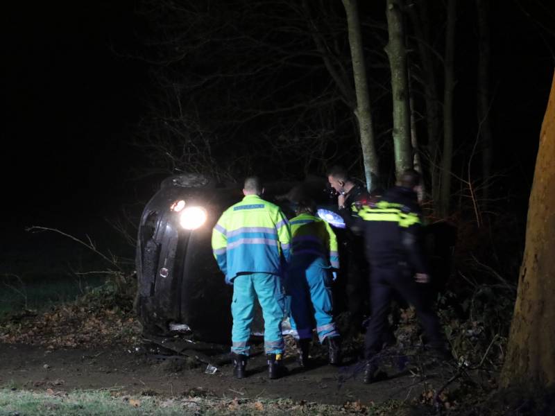 Zwaargewonde na eenzijdige botsing tegen boom