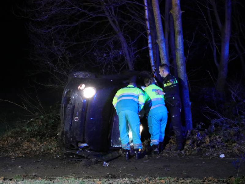 Zwaargewonde na eenzijdige botsing tegen boom