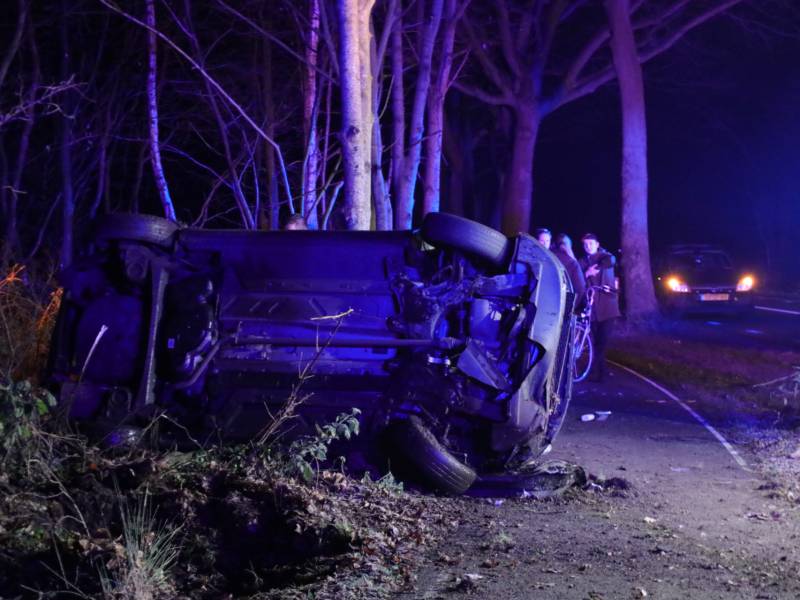 Zwaargewonde na eenzijdige botsing tegen boom
