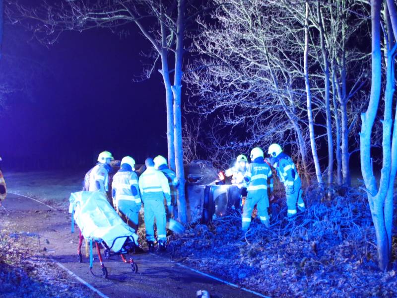 Zwaargewonde na eenzijdige botsing tegen boom