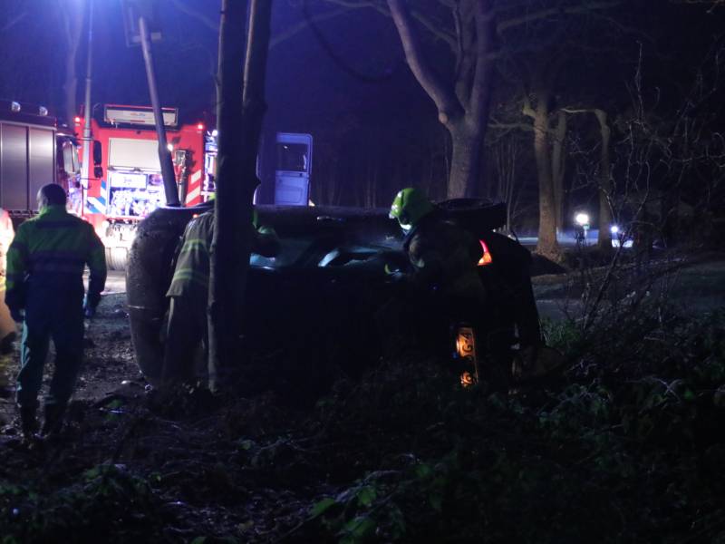 Zwaargewonde na eenzijdige botsing tegen boom