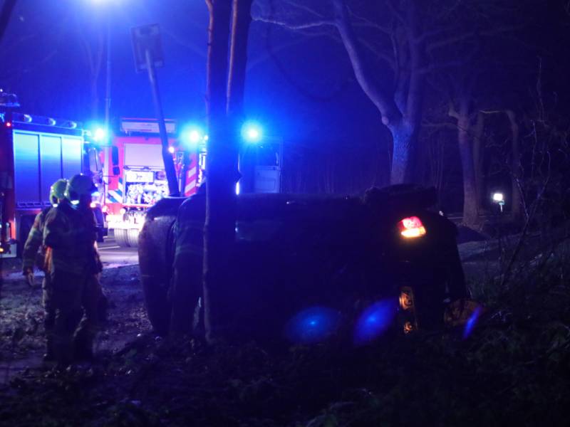 Zwaargewonde na eenzijdige botsing tegen boom