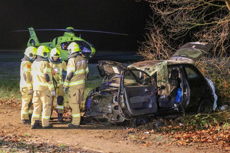 Zwaargewonde na eenzijdige botsing tegen boom