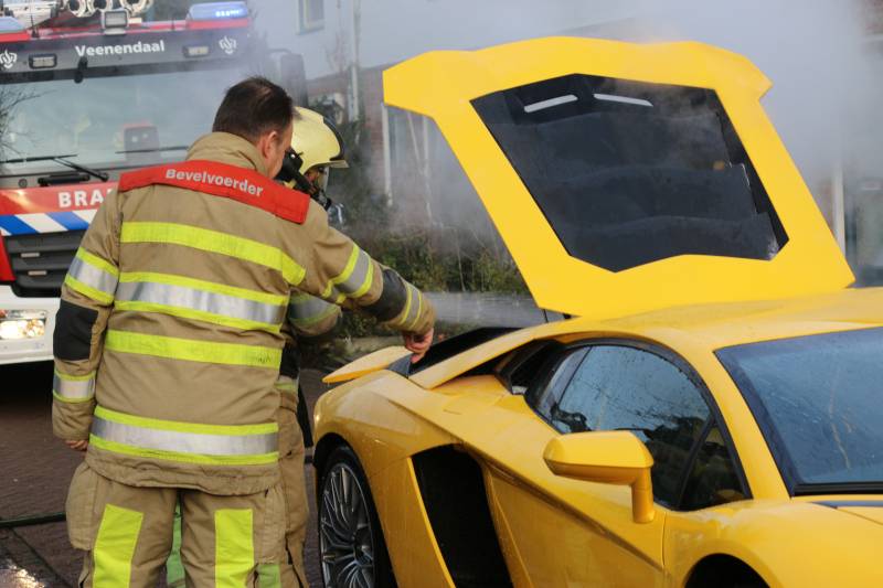 Peperdure Lamborghini vliegt tijdens bruiloft in brand