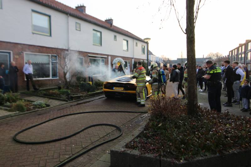 Peperdure Lamborghini vliegt tijdens bruiloft in brand