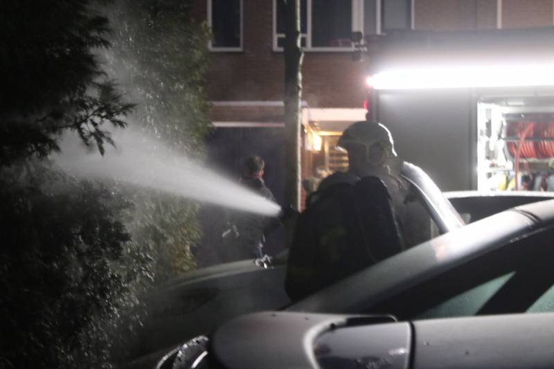 Brandweer blust beginnende autobrand