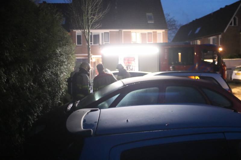 Brandweer blust beginnende autobrand