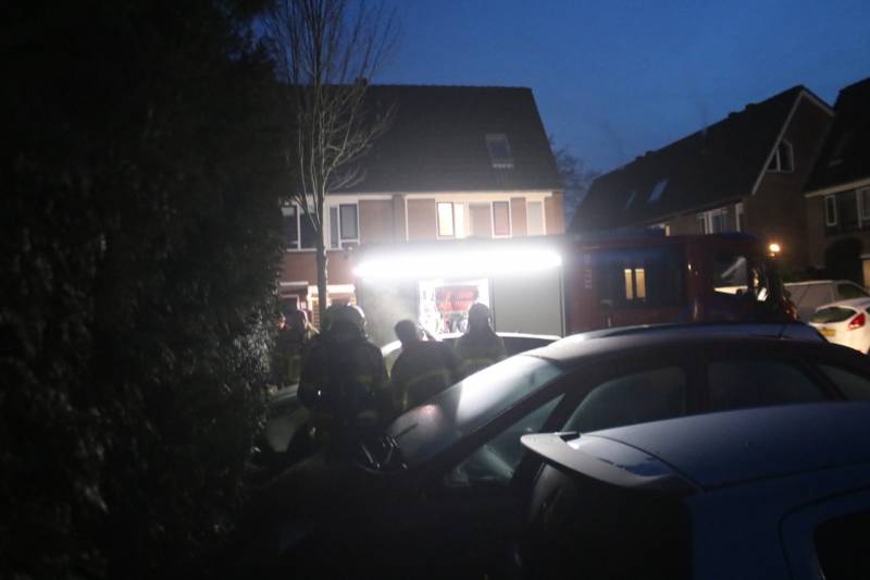 Brandweer blust beginnende autobrand