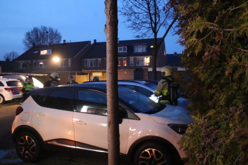 Brandweer blust beginnende autobrand