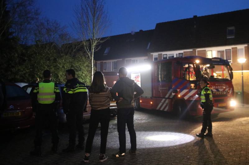 Brandweer blust beginnende autobrand