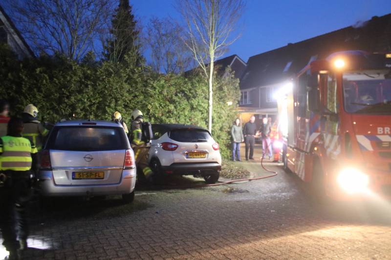 Brandweer blust beginnende autobrand