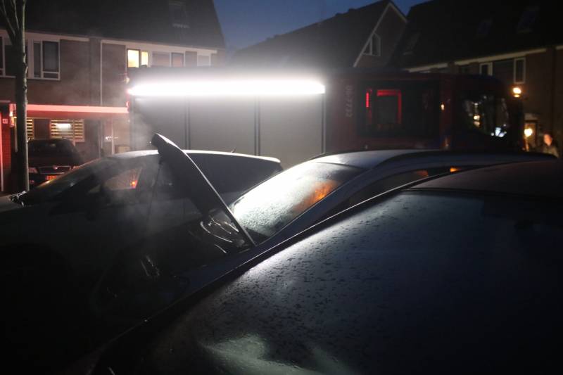Brandweer blust beginnende autobrand
