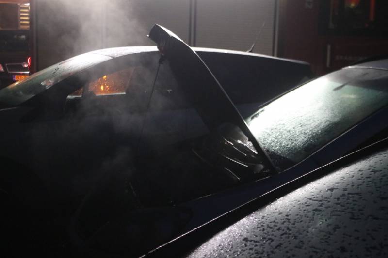 Brandweer blust beginnende autobrand