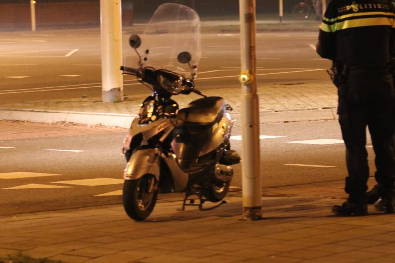 Scooterrijder gewond, automobilist rijdt door
