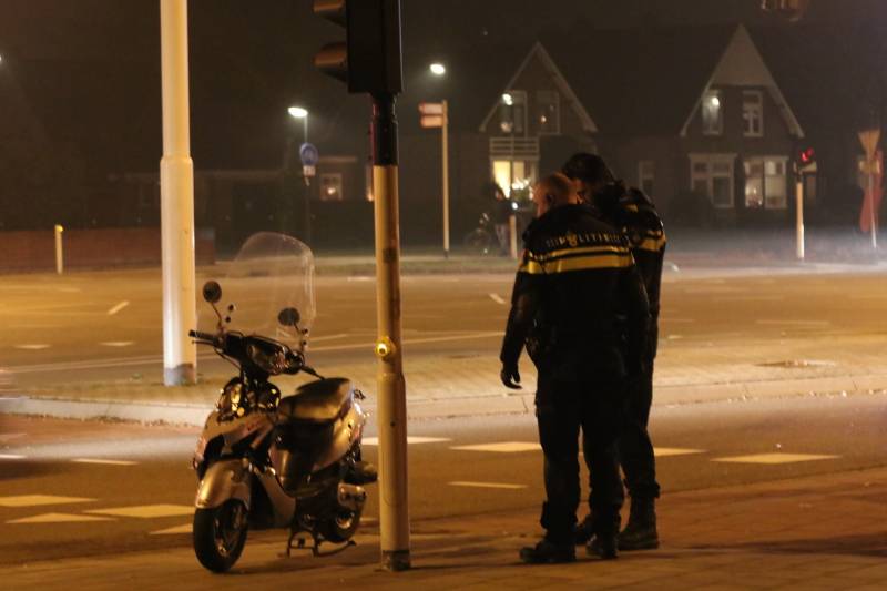 Scooterrijder gewond, automobilist rijdt door