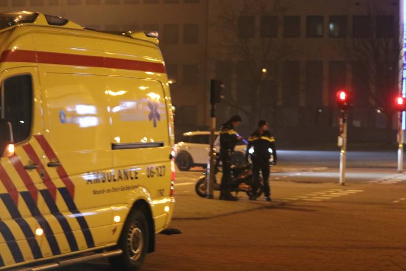 Scooterrijder gewond, automobilist rijdt door
