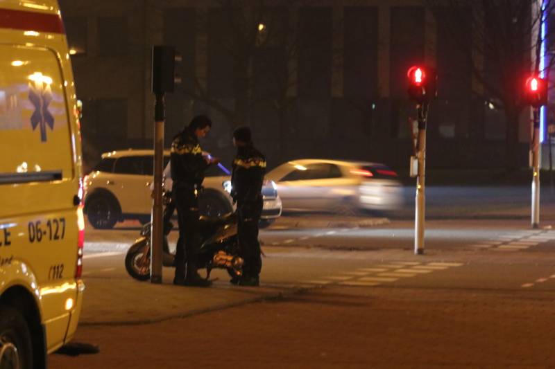 Scooterrijder gewond, automobilist rijdt door