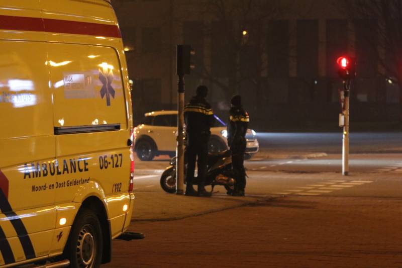 Scooterrijder gewond, automobilist rijdt door