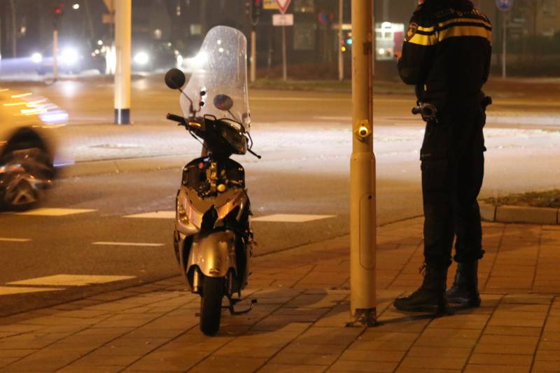 Scooterrijder gewond, automobilist rijdt door