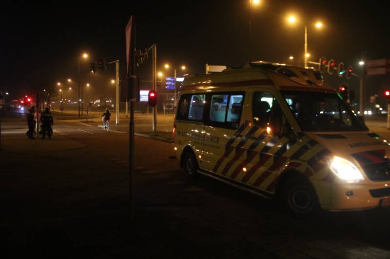 Scooterrijder gewond, automobilist rijdt door