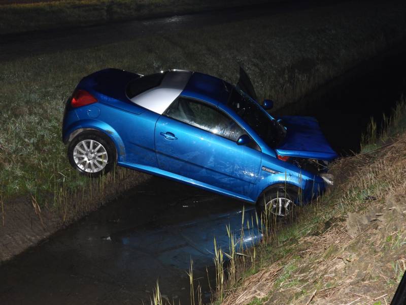 Auto belandt in de sloot, één gewonde