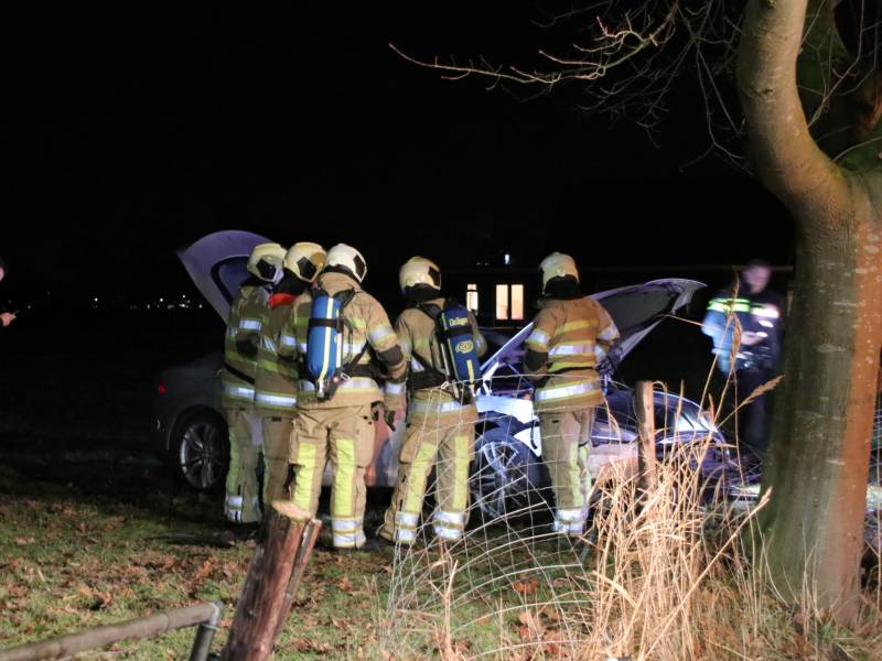 Tesla vliegt uit de bocht en beland in weiland