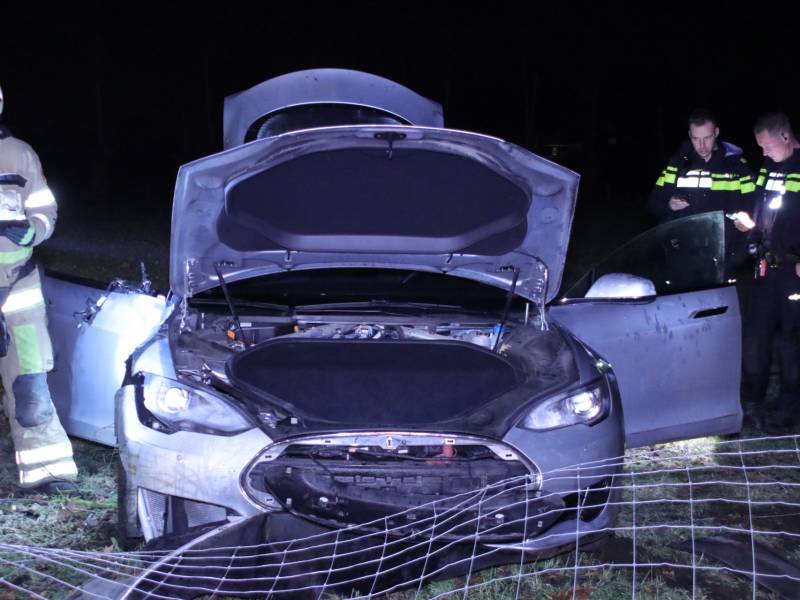 Tesla vliegt uit de bocht en beland in weiland