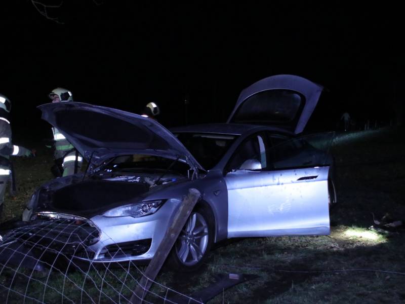 Tesla vliegt uit de bocht en beland in weiland