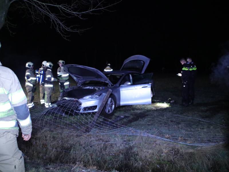 Tesla vliegt uit de bocht en beland in weiland