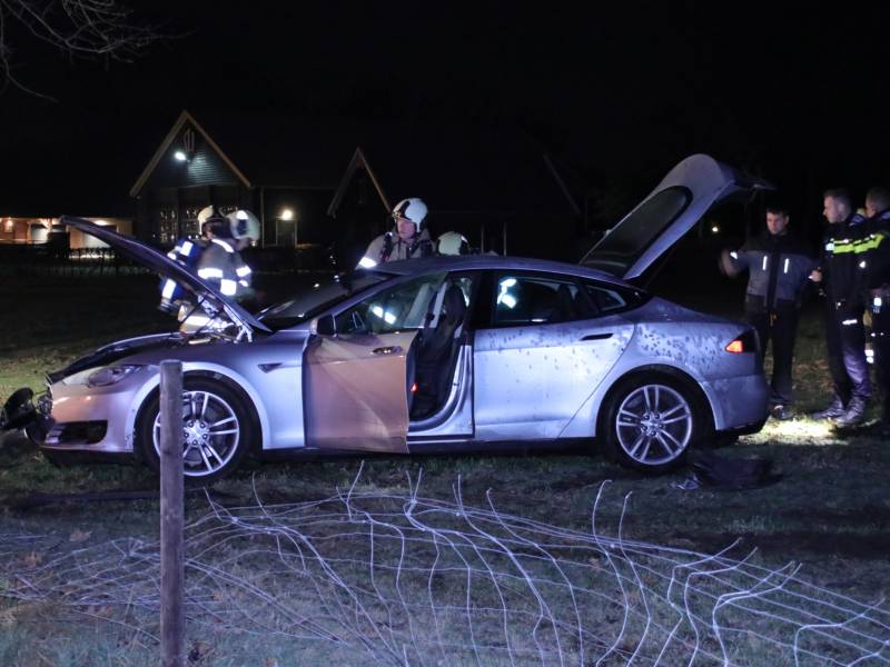 Tesla vliegt uit de bocht en beland in weiland