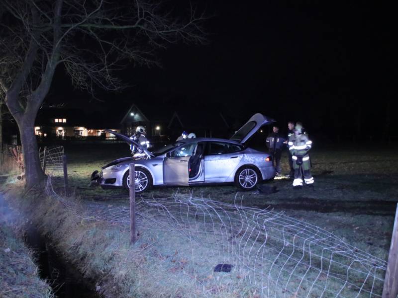 Tesla vliegt uit de bocht en beland in weiland