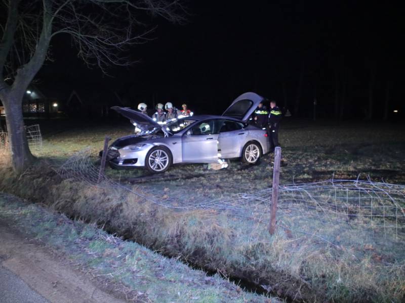 Tesla vliegt uit de bocht en beland in weiland