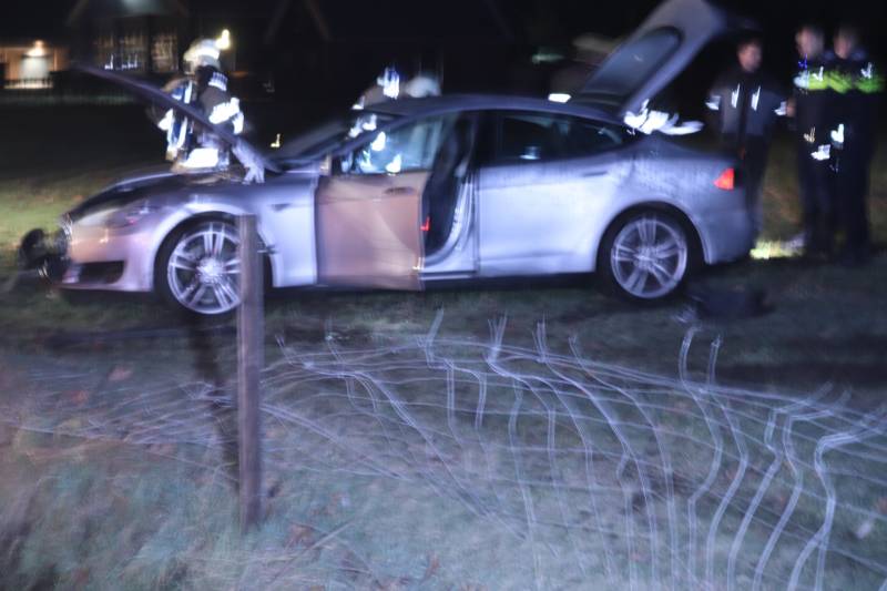 Tesla vliegt uit de bocht en beland in weiland