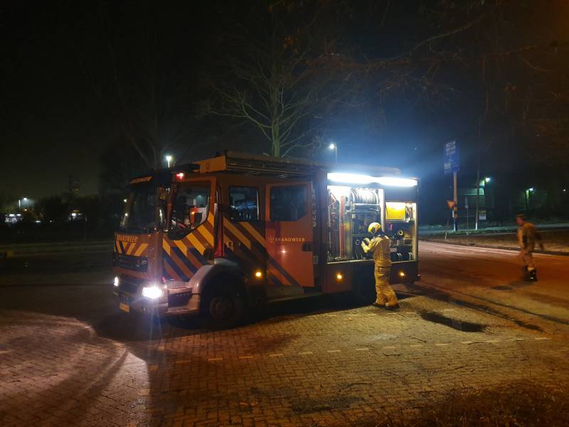 twee auto's verwoest vermoedelijk brandstichting