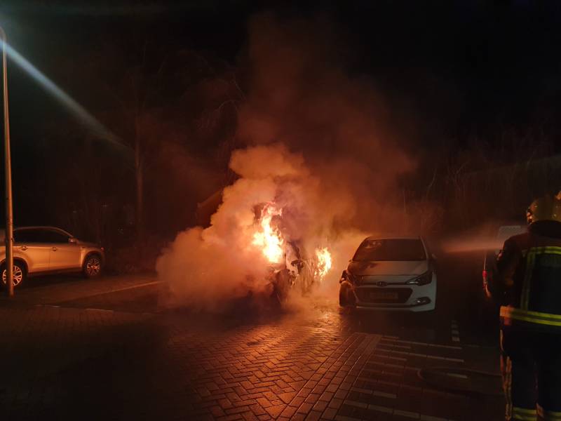 twee auto's verwoest vermoedelijk brandstichting