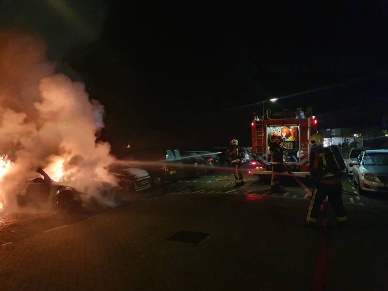 twee auto's verwoest vermoedelijk brandstichting