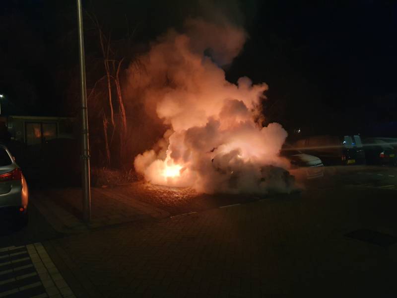 twee auto's verwoest vermoedelijk brandstichting