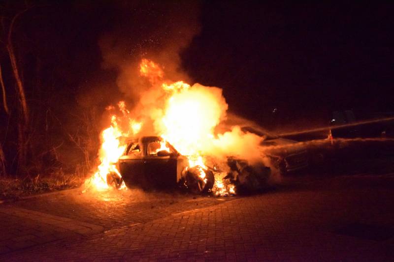 twee auto's verwoest vermoedelijk brandstichting