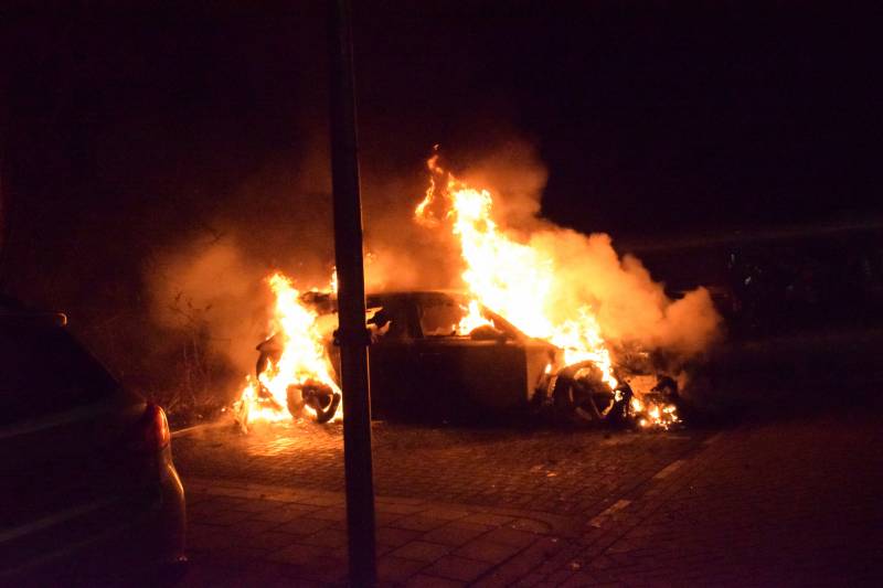 twee auto's verwoest vermoedelijk brandstichting