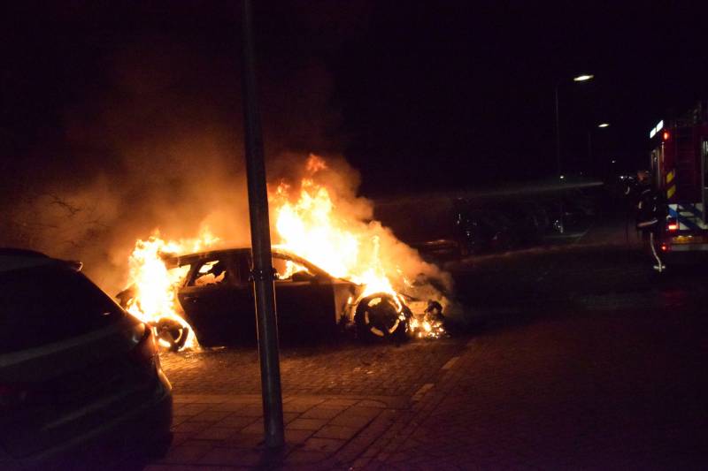 twee auto's verwoest vermoedelijk brandstichting